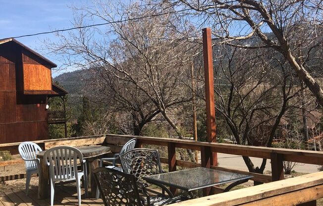 QUAINT CABIN IN A GREAT LOCATION!!