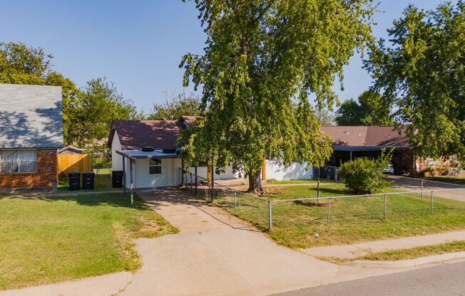 Stylish 4-Bedroom Home in Moore with Modern Updates and Fenced Yard