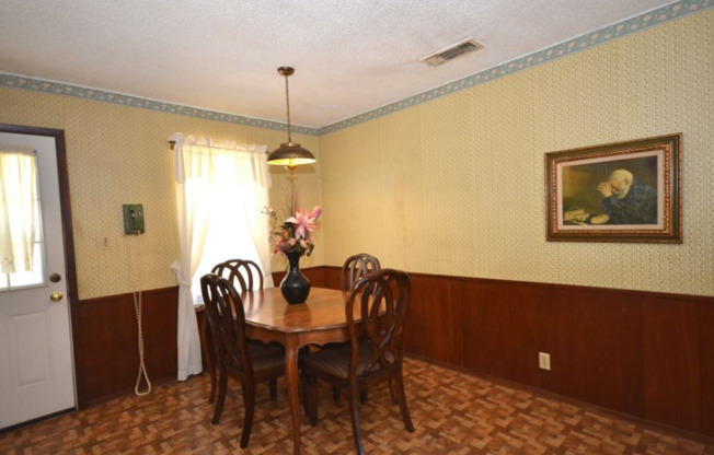 2 beds, 1 bath, $2,400