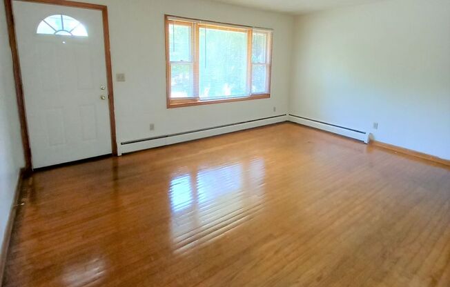 2 beds, 1 bath, 903 sqft, $1,290, Unit D-1