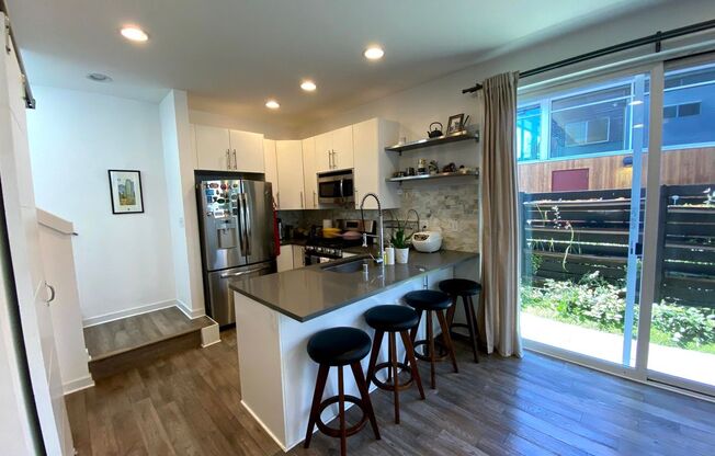Keep $500! Modern Townhouse in South Park!