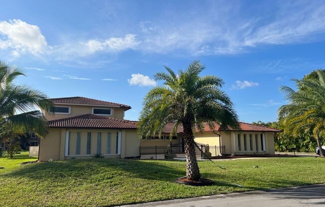 Amazing, 4 3 Executive Rental with Swimming Pool