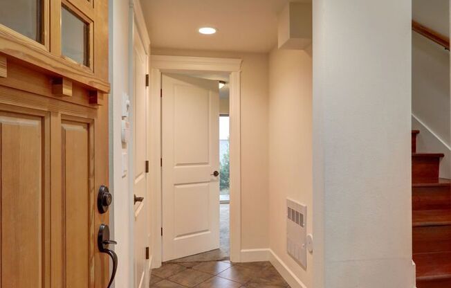 Grand 4 bedroom /2.5-bathroom Townhome w/ Sweeping Views of Lake Union & Cascades!