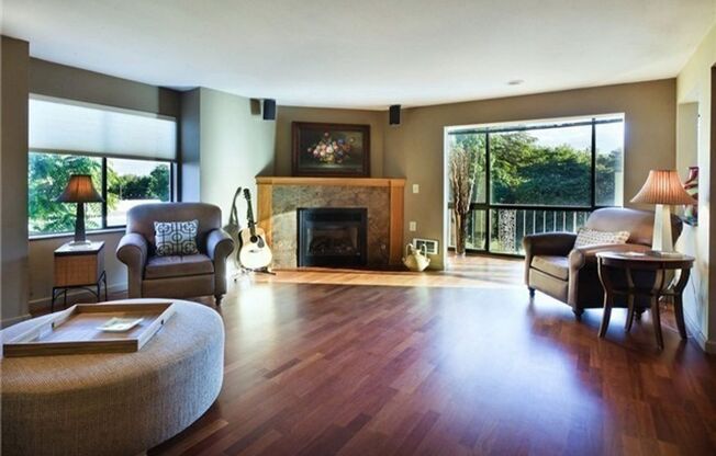 Green Lake Park Haven: Stunning 2-Bed Condo with Park Views, Parking, and More!