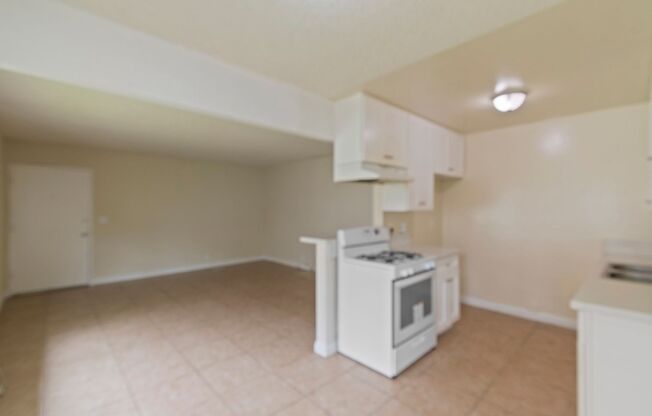 2 beds, 1 bath, $2,600, Unit 4