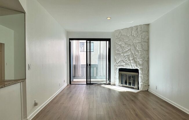 Updated 2+2 in great condo complex