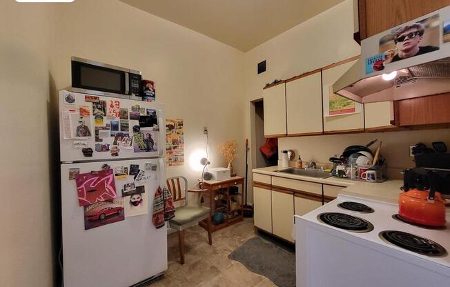 2 beds, 1 bath, $3,800, Unit 4