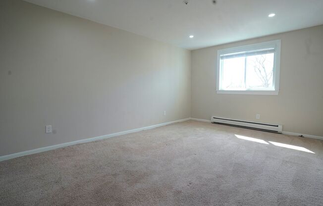 2 beds, 1 bath, 1,050 sqft, $2,600, Unit 62-4