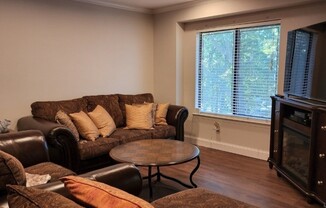 855 SKYLINE DR