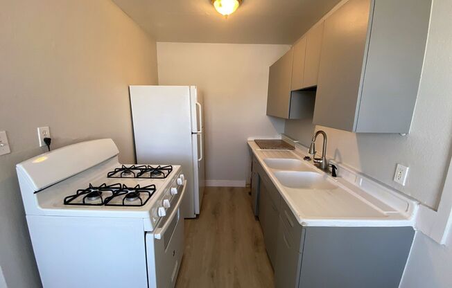 SPACIOUS 1 BED 1 BATH 540 SQ FT APARTMENT SUPER CLOSE TO THE STRIP AND NORTH PREMIUM OUTLETS MALL, NEAR MANY RESTURANTS AND GROCERY STORES