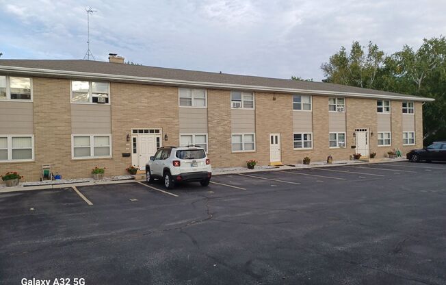 2 beds, 1 bath, $1,139, Unit 516 3002