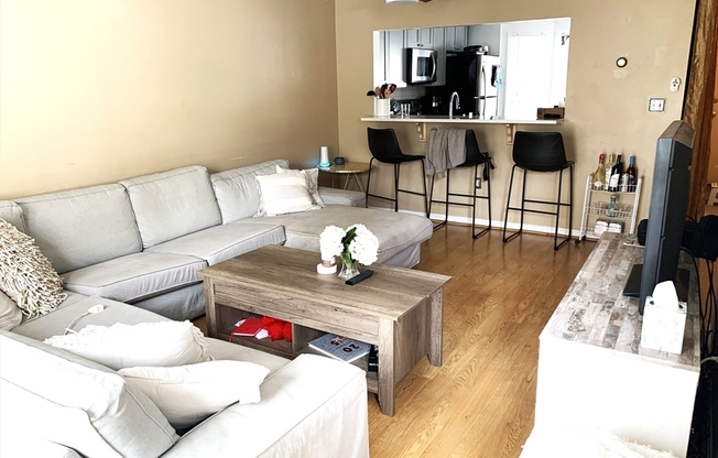 213 W 6 ST