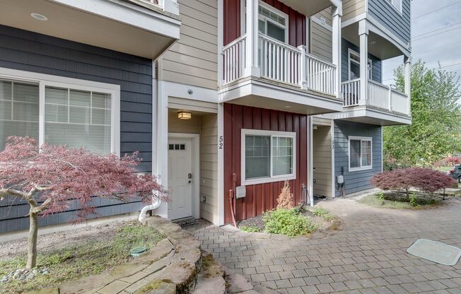 Luxury Mountlake Terrace Townhome with Garage