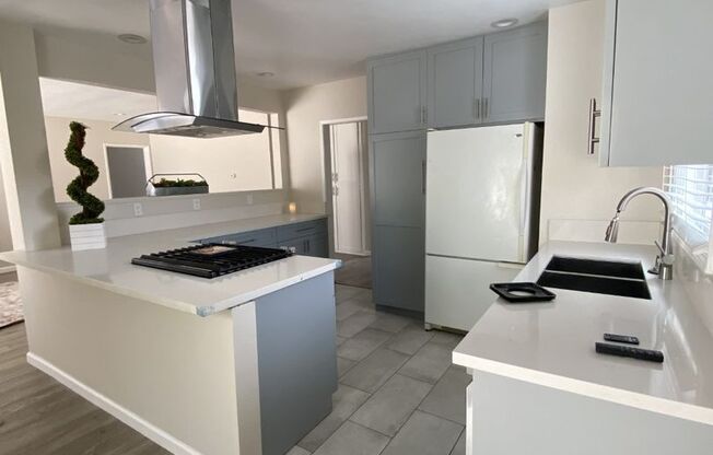 3 beds, 1 bath, 1,300 sqft, $3,445, Unit 15430