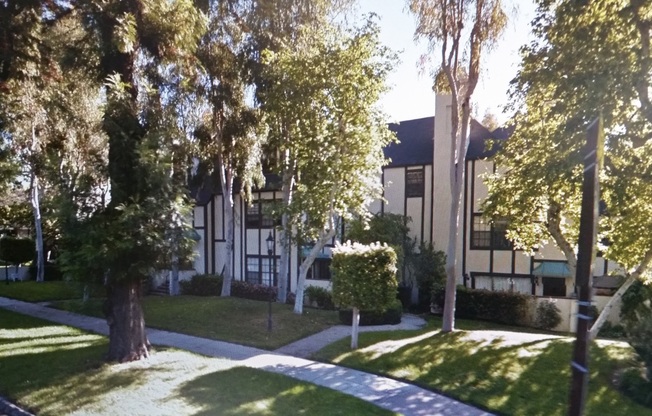 Tutor-style townhome! Duel master with attached garage!