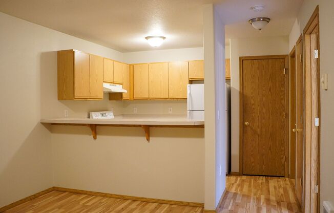 Bright Top Floor SE 1Bdr w/ Breakfast Bar & Balcony!