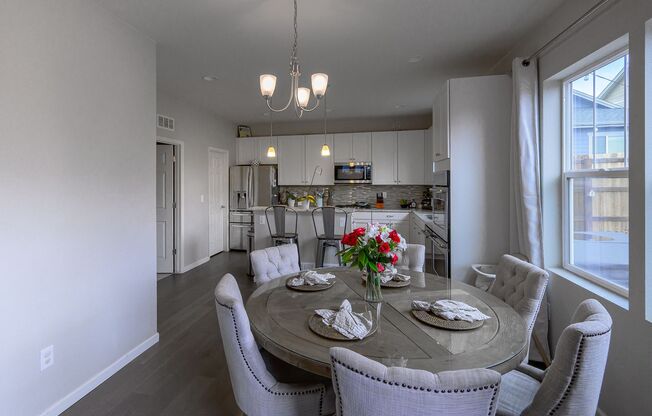 Impressive 4 Bed, 4.5 bath home in the Wheatlands Subdivision!!