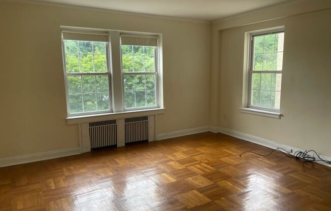 1 bed, 1 bath, 768 sqft, $1,400, Unit Royal York 810