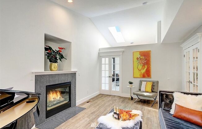 Beautifully remodeled 4bd, 3ba home in EVERETT!!