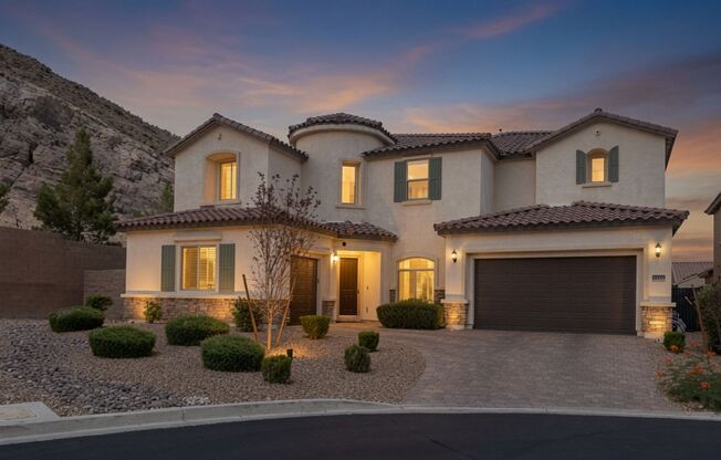 Resort Style Luxury with Mountain Views!