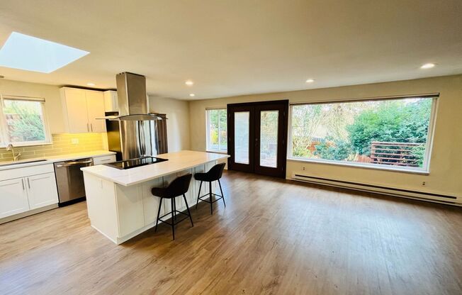 Tastefully Remodeled Bungalow, Just 2 Blocks From the Seattle/BI Ferry!