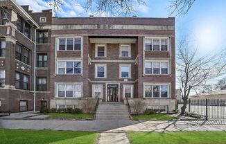 Spacious 3 Bed / 2 Bath in Bronzeville | In-Unit Laundry + Enclosed Parking