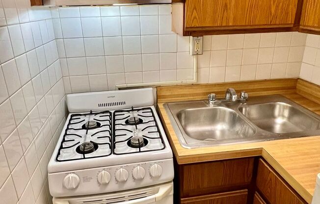 Studio, 1 bath, 300 sqft, $1,335, Unit 530-215