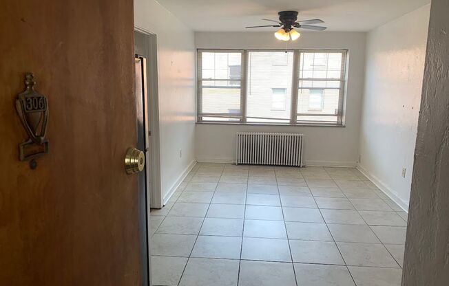 3 beds, 1 bath, $2,250, Unit 306D