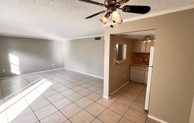 AVAILABLE NOW! Gorgeous 2/1 Condo located in front of UCF!