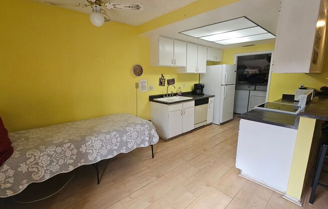 PARTIALLY FURNISHED 3 BEDROOM TOWNHOME NEAR CHINATOWN & STRIP