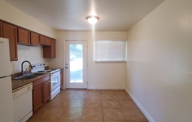 2 beds, 1 bath, 800 sqft, $1,195, Unit 03