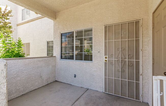 Upgraded 2 Bed 2 Bath with attached 1 Car Garage at Desert Inn Estates!