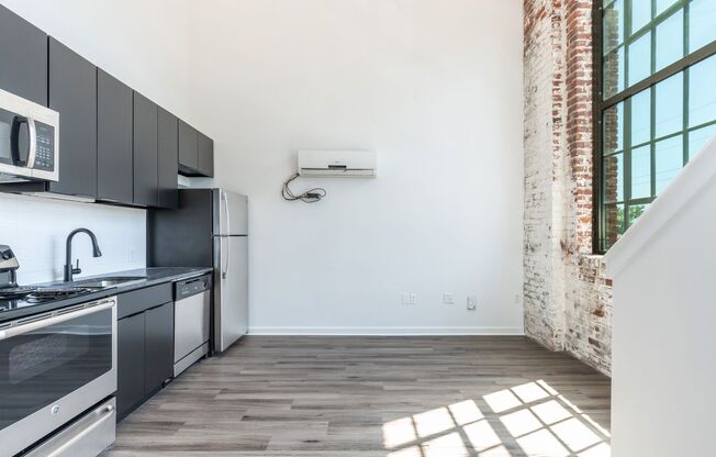 2 beds, 2 baths, 824 sqft, $1,745, Unit 19