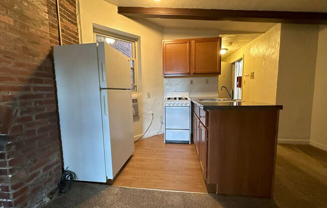 Bright 2BR in Oakland - Close to the University of Pittsburgh! Air Conditioning & On-site Laundry! Call us Today!