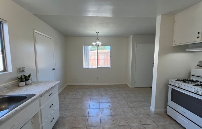 2 beds, 1 bath, 900 sqft, $2,395, Unit 13522 1/2