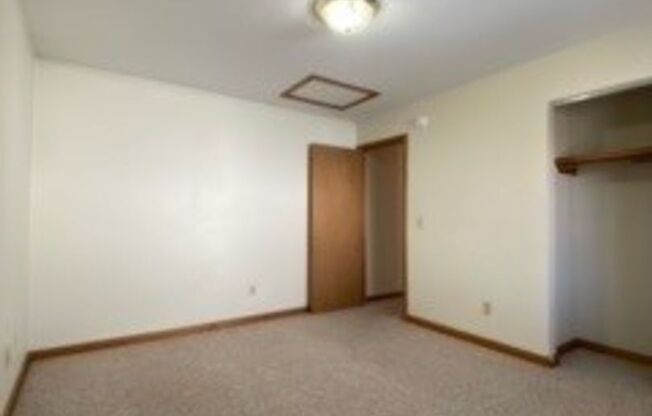 2 beds, 1 bath, $895, Unit APT. 3