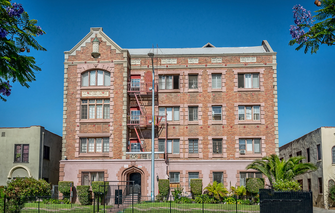 Studio, 1 bath, 450 sqft, $1,399, Unit 304