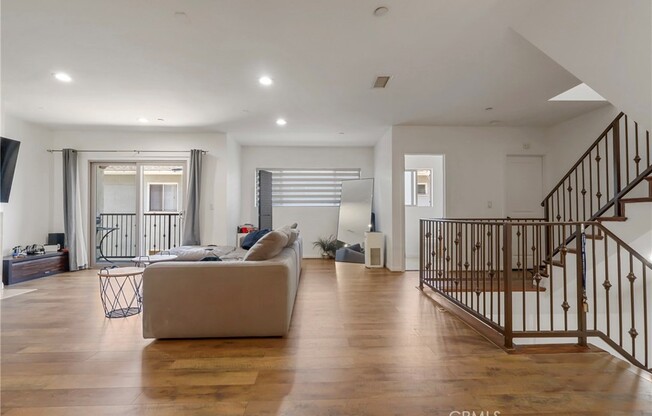 1611 W 208 ST