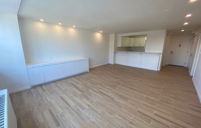 1 bed, 1 bath, 735 sqft, $4,000, Unit 25R