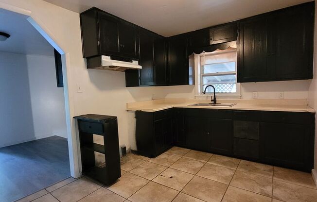 3 beds, 1 bath, $1,095