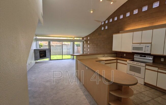 4105 BAY CT NE