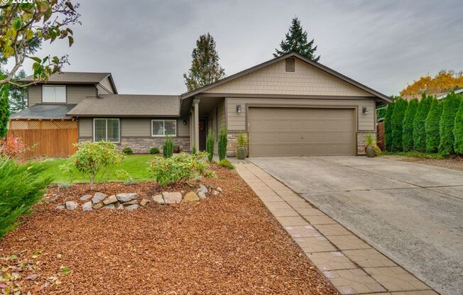 STUNNING 5 Bedroom 2 Bath Newly Remodeled Home! Cul-De-Sac Home! Huge Fenced-In Back Yard! Minutes to PDX!