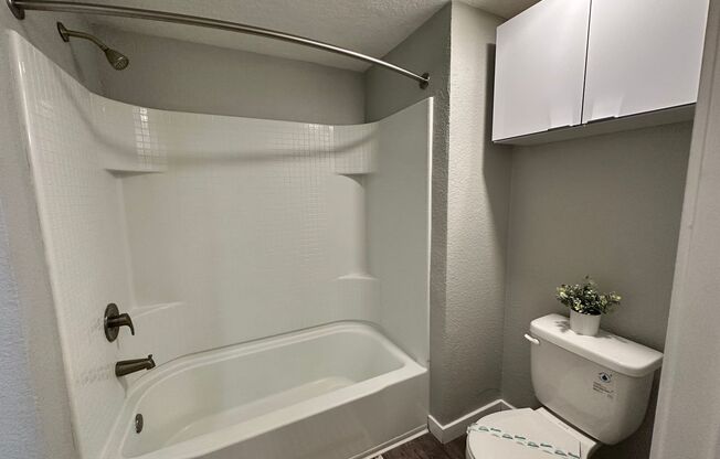 2 beds, 1 bath, 821 sqft, $2,765, Unit E027