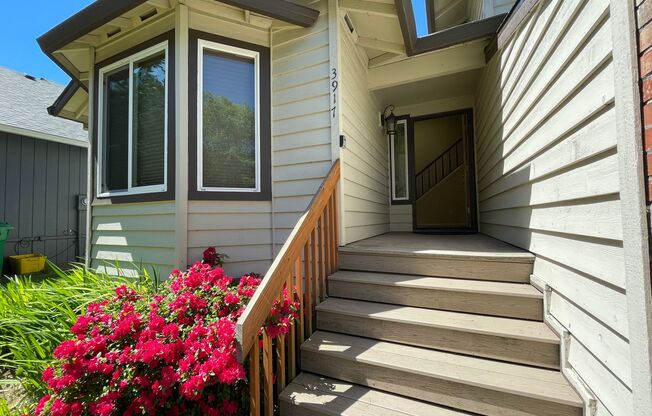 3Bd/2.5Ba Next to Rocky Butte Natural Area ~ Serene Backyard, Vintage Architecture, High Ceilings & Skylights!!!