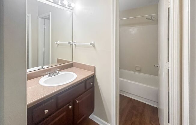 1 bed, 1 bath, $1,300, Unit # 10203