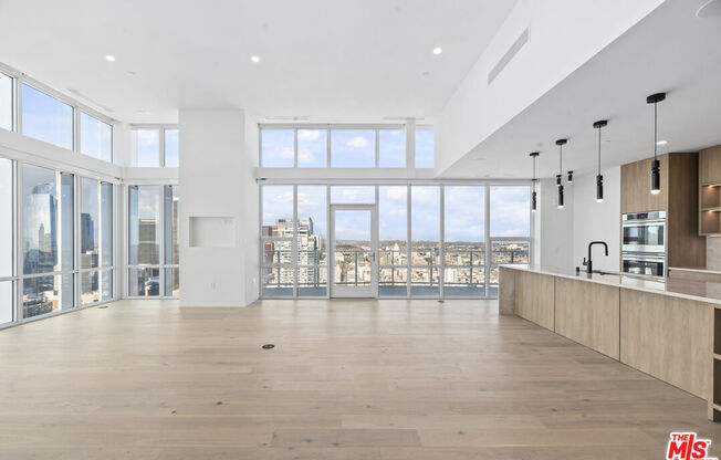 4 beds, 4.5 baths, 3,652 sqft, $25,000, Unit PH 1