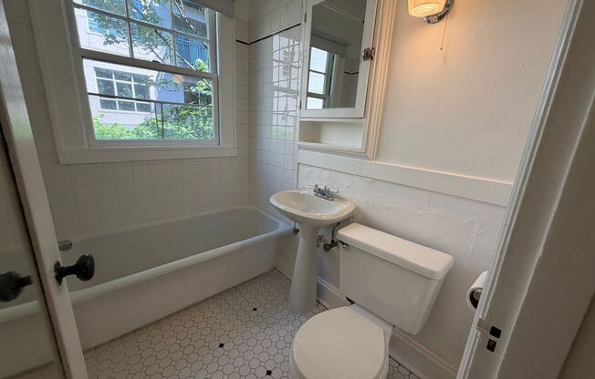 Studio, 1 bath, 320 sqft, $1,149, Unit 05
