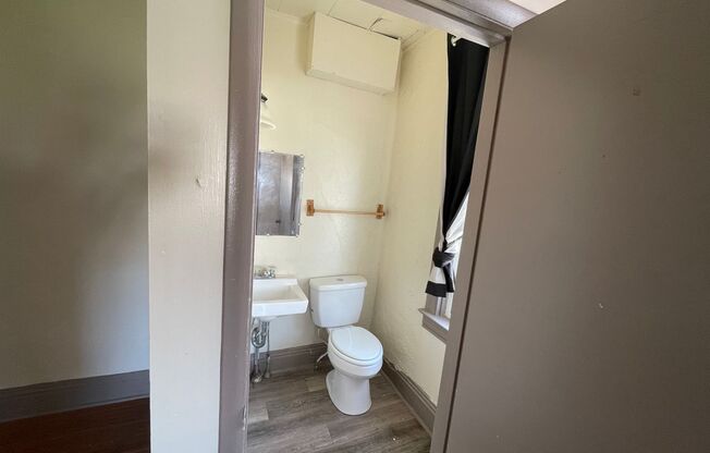 Large Five Bedroom 1.5 Bathroom In York!