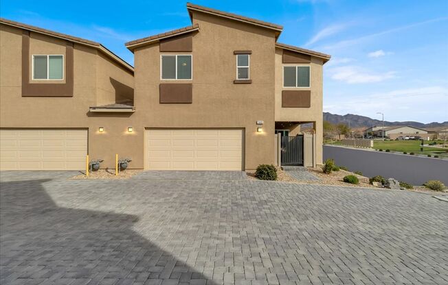 Beautiful 3 bedroom home in a gated community in North Las Vegas!