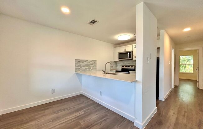 Stylish Top-Floor North Austin Condo Near 2222 & Minutes to Downtown